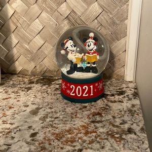 2021 Disney snow globe